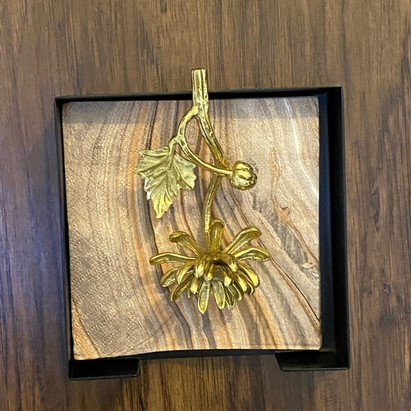 Michael Aram Dahlia cocktail napkin holder size 5.25” L 5.3 W 1.25” T - Picture 2 of 15